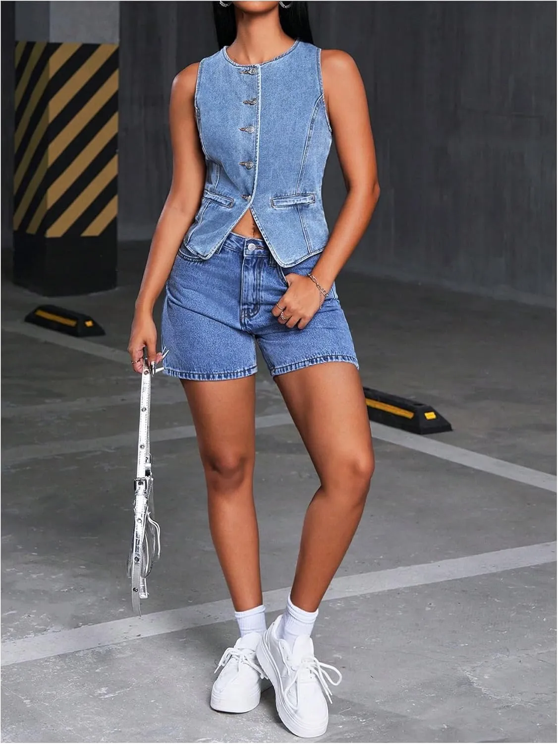 WDIRARA Women's Button Down Sleeveless Denim Vest Crew Neck Crop Jean Jacket Waistcoat