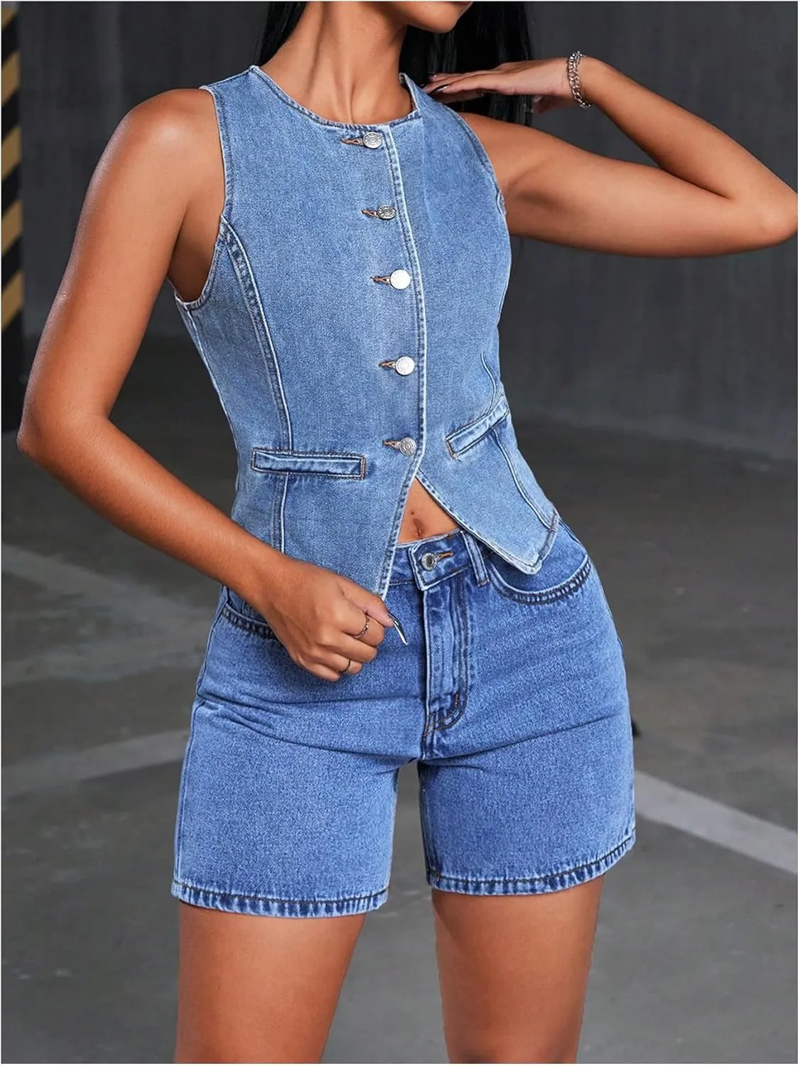 WDIRARA Women's Button Down Sleeveless Denim Vest Crew Neck Crop Jean Jacket Waistcoat